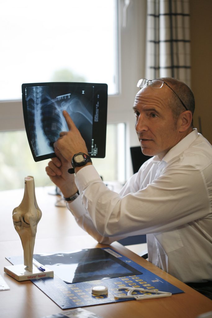 Dr. Marco Seita haciendo un estudio